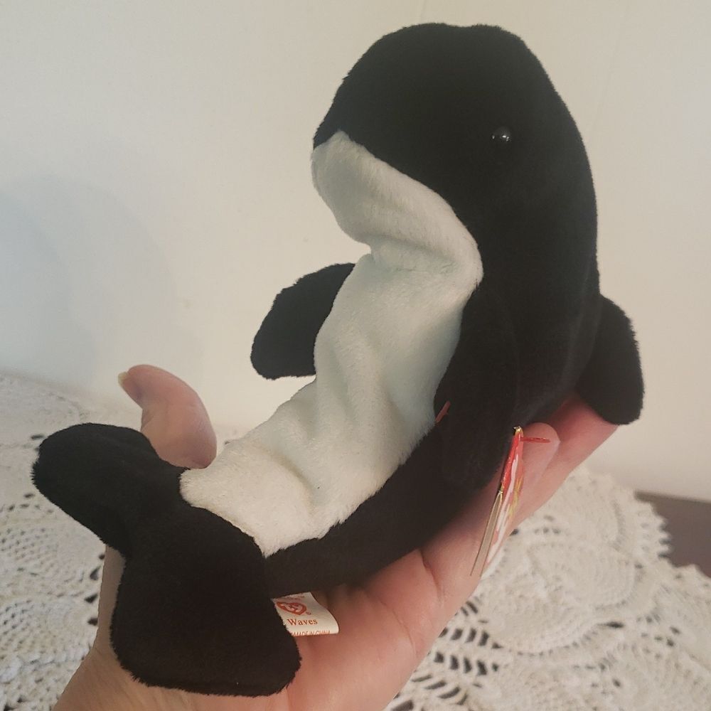 Vintage 1996 Ty Beanie Baby WAVES the Whale